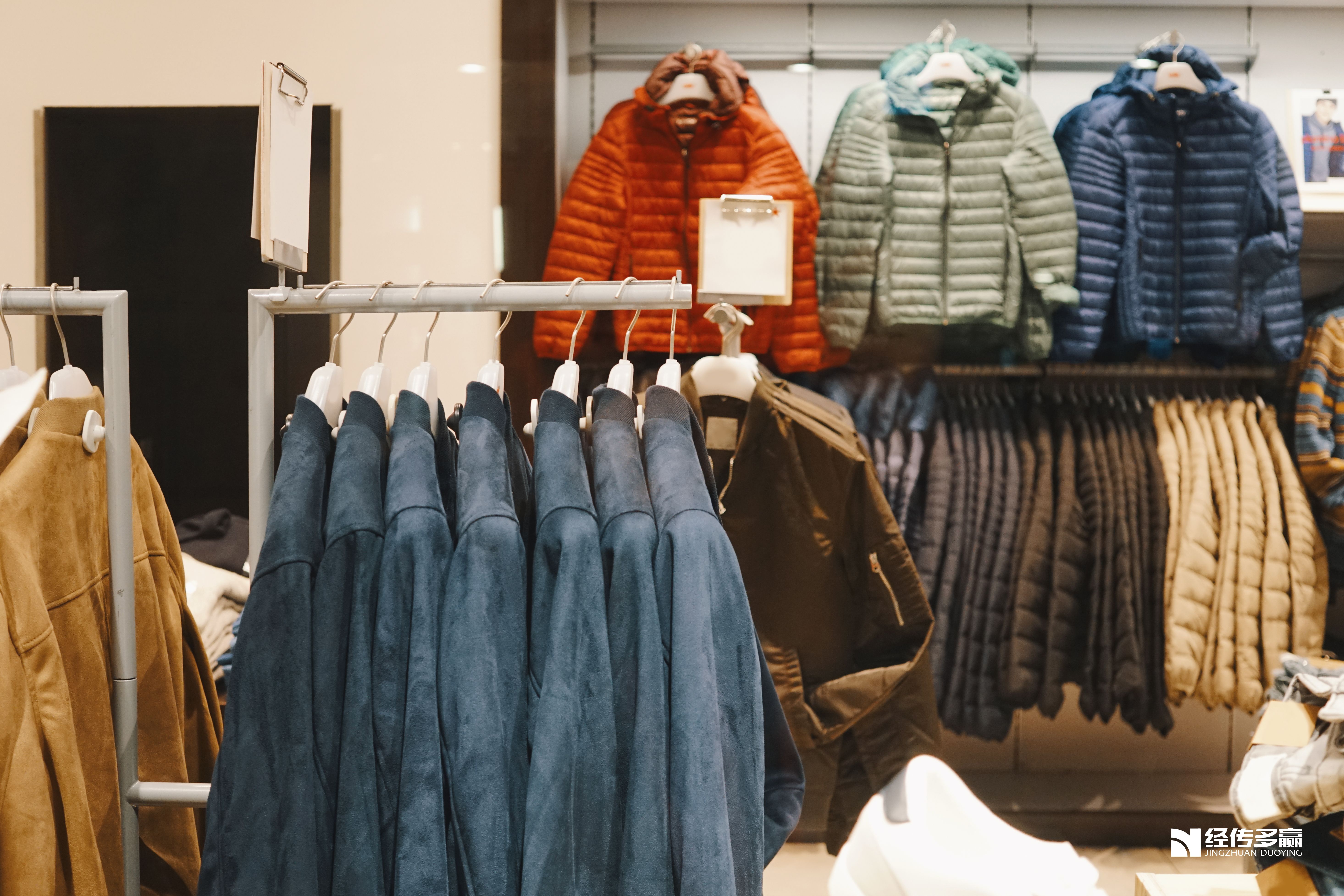 服装家纺进入发展新阶段，关注其站在智能辅助线上的反弹行情